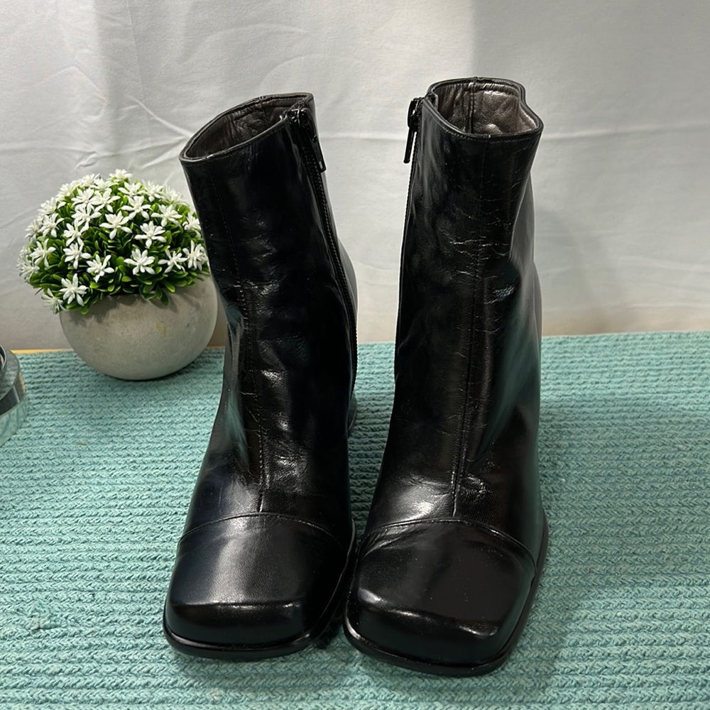 Leather Square Black Ankle Size 6, 3 “ heals